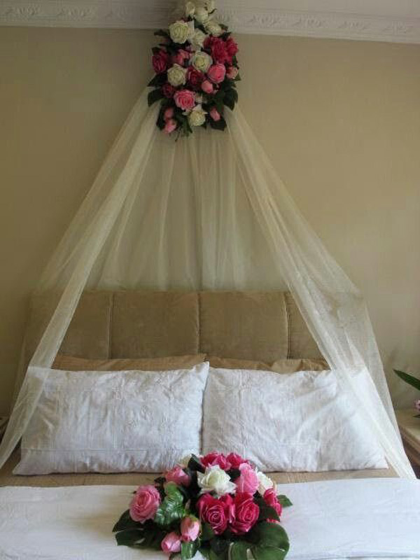 تزیین اتاق خواب عروس و داماد با تور و گل های طبیعی