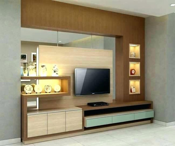 دکوربندی چوبی و آینه‌ای مناسب تزیین دیوار پشت تلویزیون