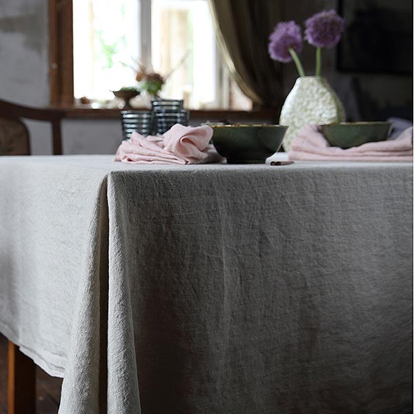 رومیزی رنگ روشن و طرح ساده برای اتاق کوچک