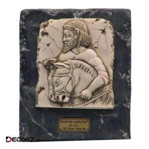 مجسمه تندیس و پیکره شهریار مدل تابلو سنگی هدیه آور لیدیایی دو اسب کد MO2700