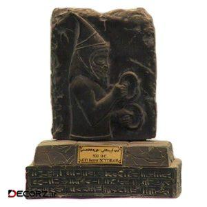 مجسمه تندیس و پیکره شهریار مدل پایه دار هدیه آور سکائی کد MO2470