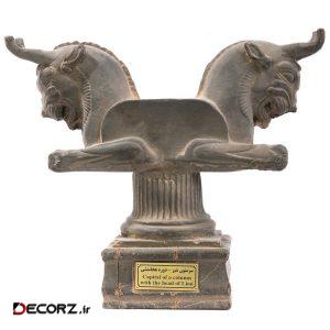 مجسمه تندیس و پیکره شهریار مدل سر ستون شیر شاخدار کد MO220