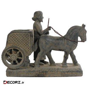 مجسمه تندیس و پیکره شهریار مدل هدیه آور افسر کالسکه ران حجمی کد MO2390