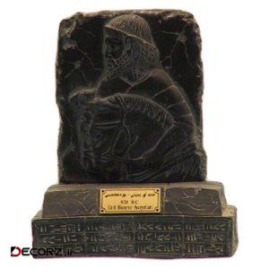 مجسمه تندیس و پیکره شهریار مدل پایه دار هدیه آور لیدیایی دو اسب کد MO2500
