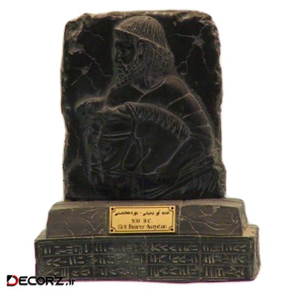 مجسمه تندیس و پیکره شهریار مدل پایه دار هدیه آور لیدیایی دو اسب کد MO2500
