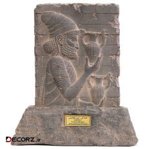 مجسمه تندیس و پیکره شهریار مدل کتیبه آجری هدیه آور کد MO330