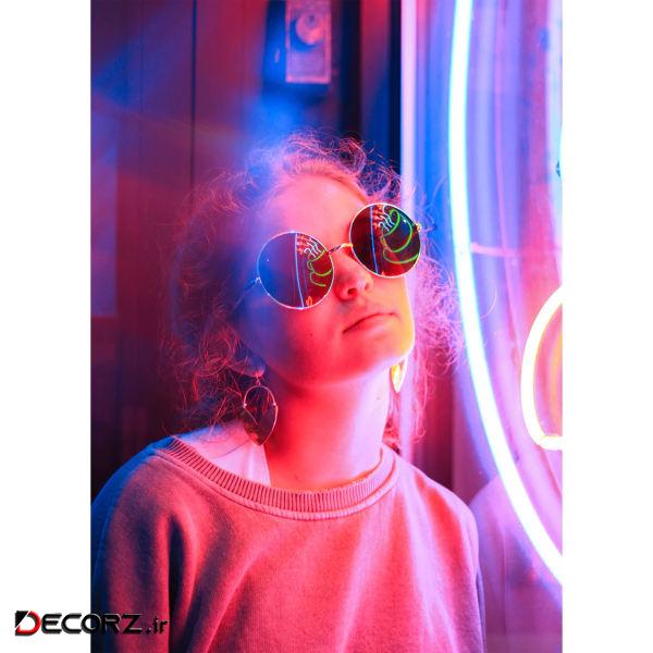 تابلو شاسی مدل دختری در نور